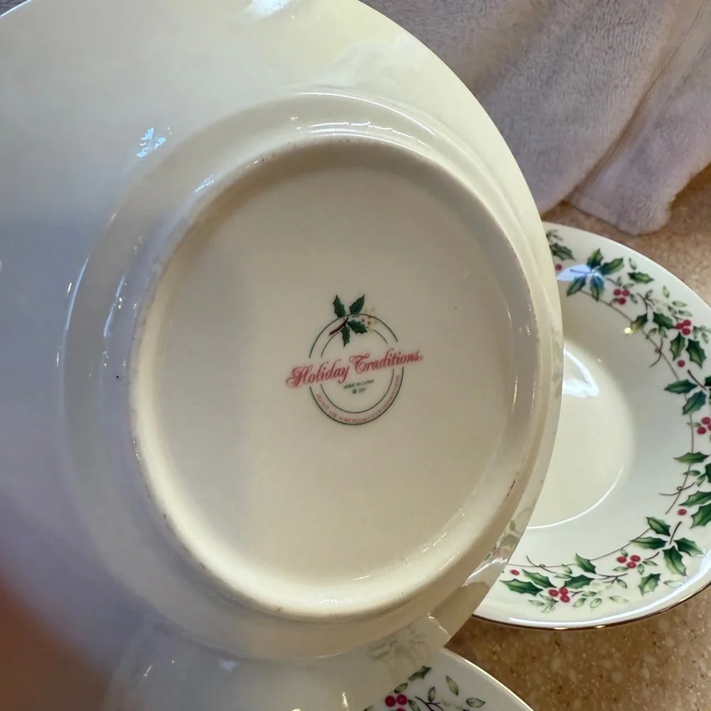 1997 Holiday Traditions Christmas Holiday Holly Berry Bowls Gold Trim Set of 3